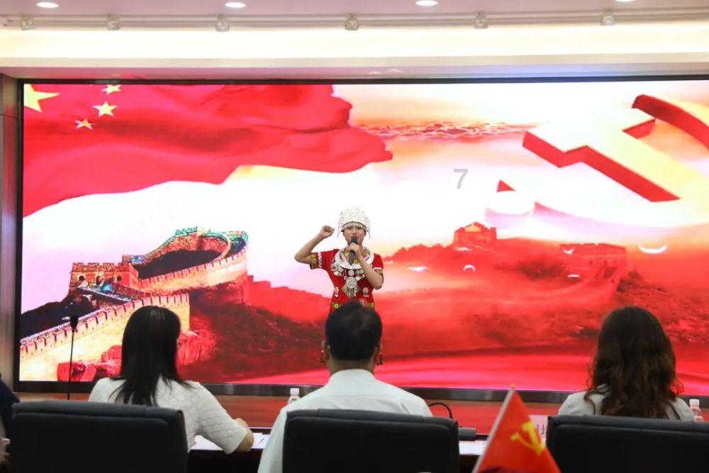 闪亮派对上的女孩