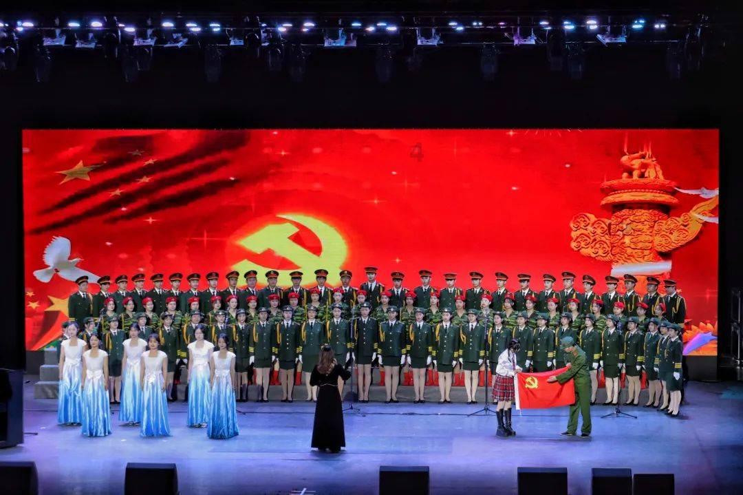 暖爆了！9旬老人大雪中颤颤巍巍步行回家，男子遇见后好心送回