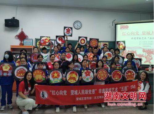可爱的女生解救